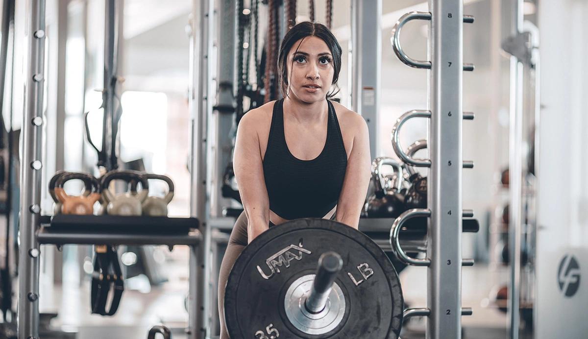 woman lifting barbell